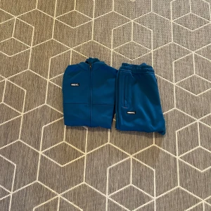 Nike tacksuit - Säljer denna blåa nike tracksuit. Den är superskön och sitter bekvämt. Skicket är väldigt bra då den är välbehållen. Vid fler frågor kontakta privat! 