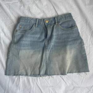 Midwaist kjol skit snygg till sommaren och perfekt längd Märket är okänt och midjemåttet är 32cm