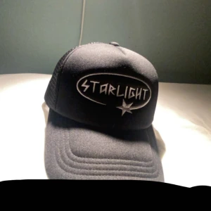 Starlight keps svart. - Bra skick andvänd 3 gånger korta stunder. Starlightkeps från wonderboi