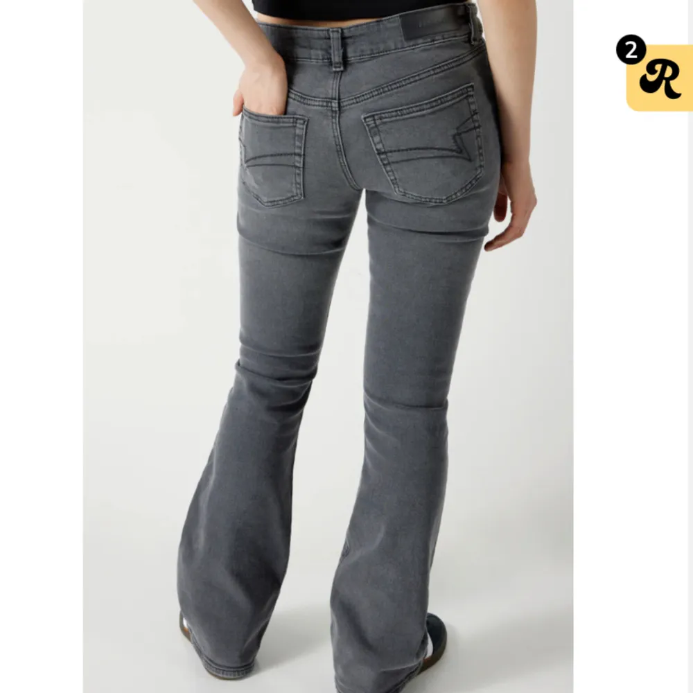 Lågmidjade, midwaist på vissa bootcut jeans från junkyard. För korta på mig dom är 163cm. Skulle nog passa någon som är 155-160 💕 skulle passa någon som är lite kortare också. Nypris 599kr. Inte så bred bootcut.. Jeans & Byxor.