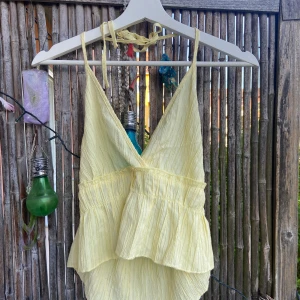 Somrig topp, knappast använd 🏝️ - Gullig topp, köpt utomlands & knappst använd. Strl S 🐠💞