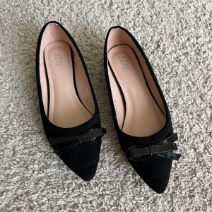 Ballerinaskor  - Såå söta ballerinaskor med rosett💘🙌🏼 Spetsig tå och en liten klack!