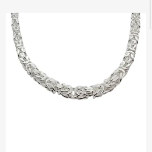 Massiv fyrkantig kejsarlänk silver- halsband 5mm - Säljer mitt silver halsband då jag köpt ett nytt.  nypris: 4190kr  Längd: 50cm Bredd: 5 mm Halsband av klassisk och italiensk design. Kejsarlänk gjord i återvunnet 925 silver (se stämpel på andra bilden) Vikt: 92 gram 