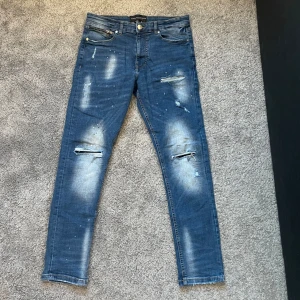 Supply and demand Jeans  - Perfekt skick, modellen på bilden är 1,70cm lång, storlek M men passar W30 L30 