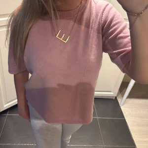 Rosa stickad t-shirt 🩷 - Tröjan är använd 3-4 gånger, så den är i mycket bra skick. Nypris var 900kr💓