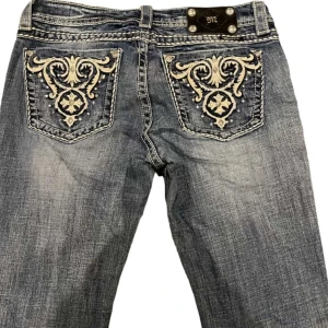 MISS ME JEANS - Ett par fina miss me jeans i storlek. 30,Midja:37 Ytterbenslängd: 108, innebenslängd: 82,benöppning:22. Tyvärr har vi inga bilder hur de sitter på så jämför gärna måtten med ett par egna byxor. Skriv på dm vid frågor eller fler bilder❤️