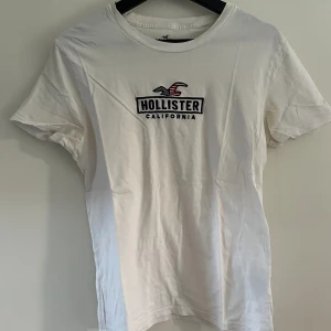 Vit t-shirt - Min lillebror har blivit 195 så vuxit ur en del kläder som jag nu säljer åt honom🤝 Vill ni ha bilder på hur kläderna sitter på så är det bara att skriva så löser vi☀️☀️