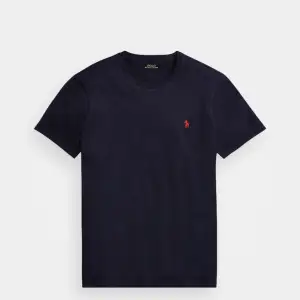 Ralph Lauren t shirt, skick 9/10, inte mycket använd. Navy Blue och röd. Storlek M
