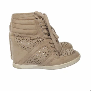 Kilklackar - Assnygga kilklackar i nyskick. Pris kan diskuteras 