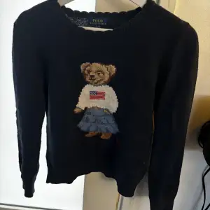 Fin stickad tröja från Ralph Lauren med nallebjörn på. Storlek XS.