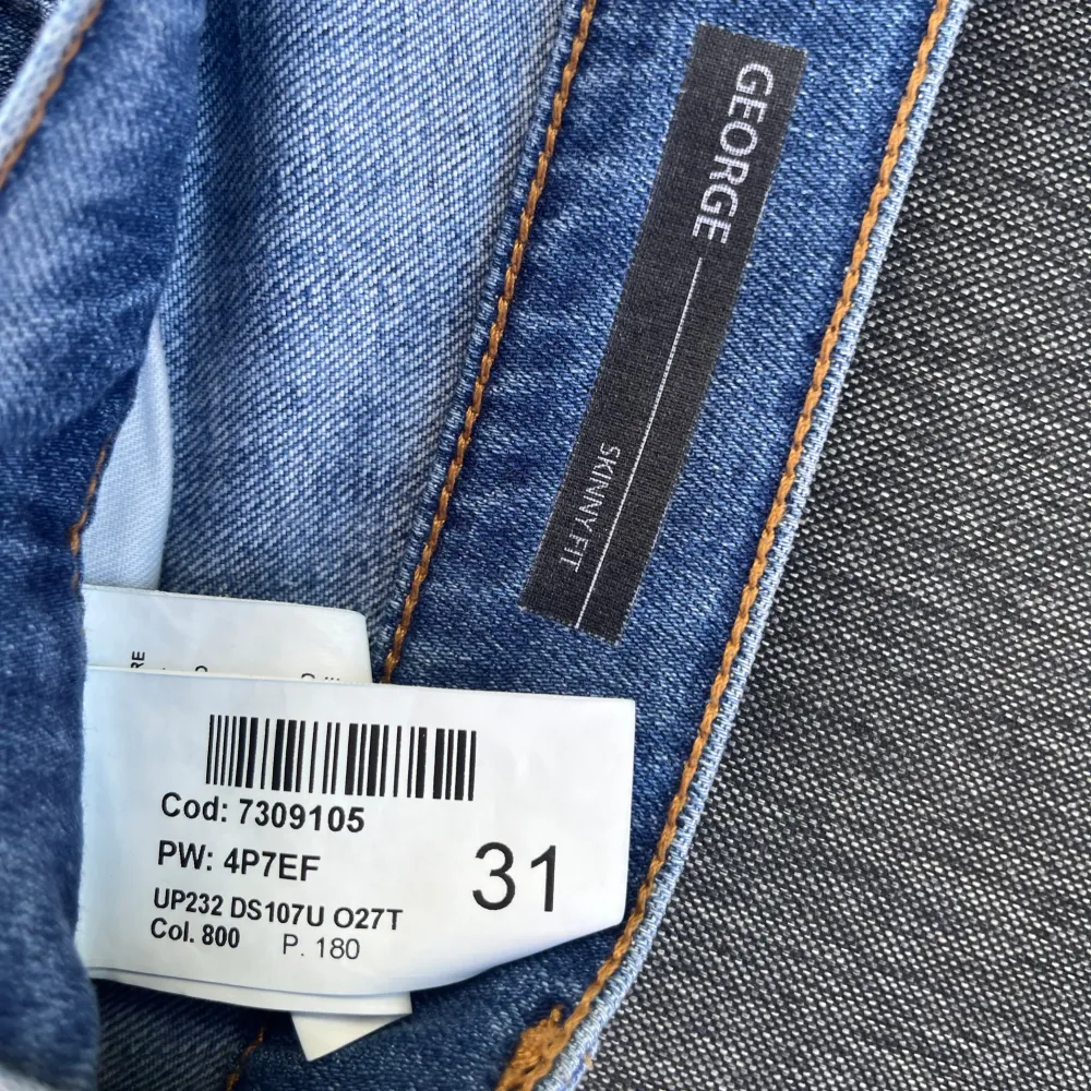 Tjena! Säljer nu mina snygga och trendiga jeans ifrån dondup. Modellen är George! Skicket på jeansen är 9,5/10 som nya, bytt knapp vid gylfen. Jeansen är i storlek 31. Endast jeansen medföljer. Vid fler frågor/bilder är det bara och höra av sig!. Jeans & Byxor.