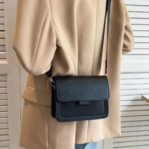 Väska - Helt oanvänt, köpte 2. Remlängd 120, längd 21. 