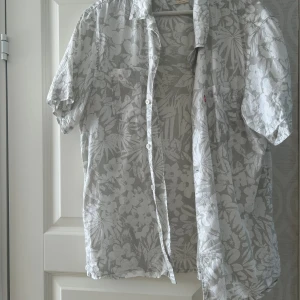 Levis skjorta  - Köpt på Boozt  Stl M  Mycket bra skick, andvänd typ 3 gånger. Säljer pga att jag inte använder det. 