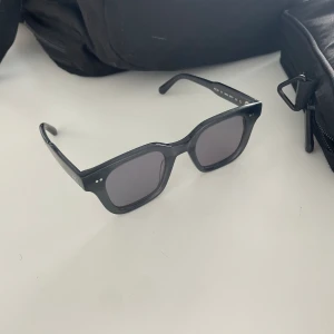 Chimi 04 - Chimi model 04, i färgen mörk grå. Box och fodral finns. De är i gott skick. Om du vill ha fler bilder så är det bara att skriva. Köpte de för 1400kr och säljer de för 600. Priset är inte slaget i sten men skriv i pm för mer info