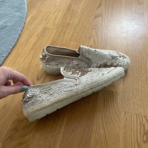 Paljett skor - Plajett skor, använt ett fåtal gånger så i väldigt bra skick. De går att ändra håll på paljetter så att de antingen går åt en håller eller andra så att de bytat färg 