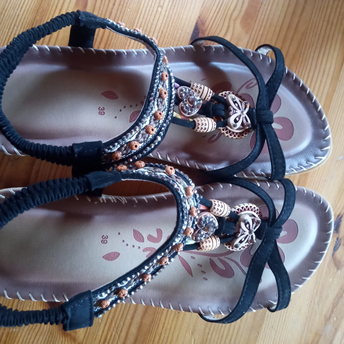 Sandaler med pärlor i olika färger . - 91