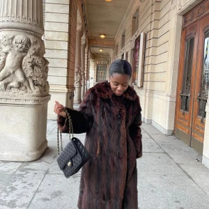 Intressekoll! - Intressekonl om de finns någon som vill köpa min fina långa bruna kappa. Jätte varm och perfekt till vintern. Vintage. I storlek xs men mer som en xs men passar mig med xs 