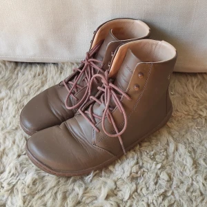 Vivo barefoot skinnskor  - Säljer mina barfotaskor från Vivo barefoot pga att de inte passar min fot. Använda fåtal gånger. Mer info finns här : https://northsport.se/vivobarefoot/vivobarefoot-w-gobi-hi-iv-bracken