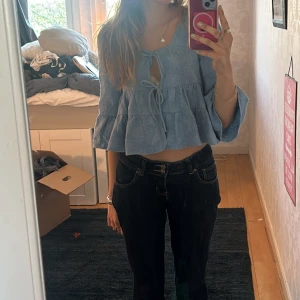 Sommrig top Zara  - Blå somrig topp från zara med knuten fram som även kan användas som kofta. Jag har klippt av märket för att man ska kunna ha den åt båda hållen. Jag minns därför inte storleken men skulle säga S. Skriv gärna om du har frågor 🫶🫶🫶