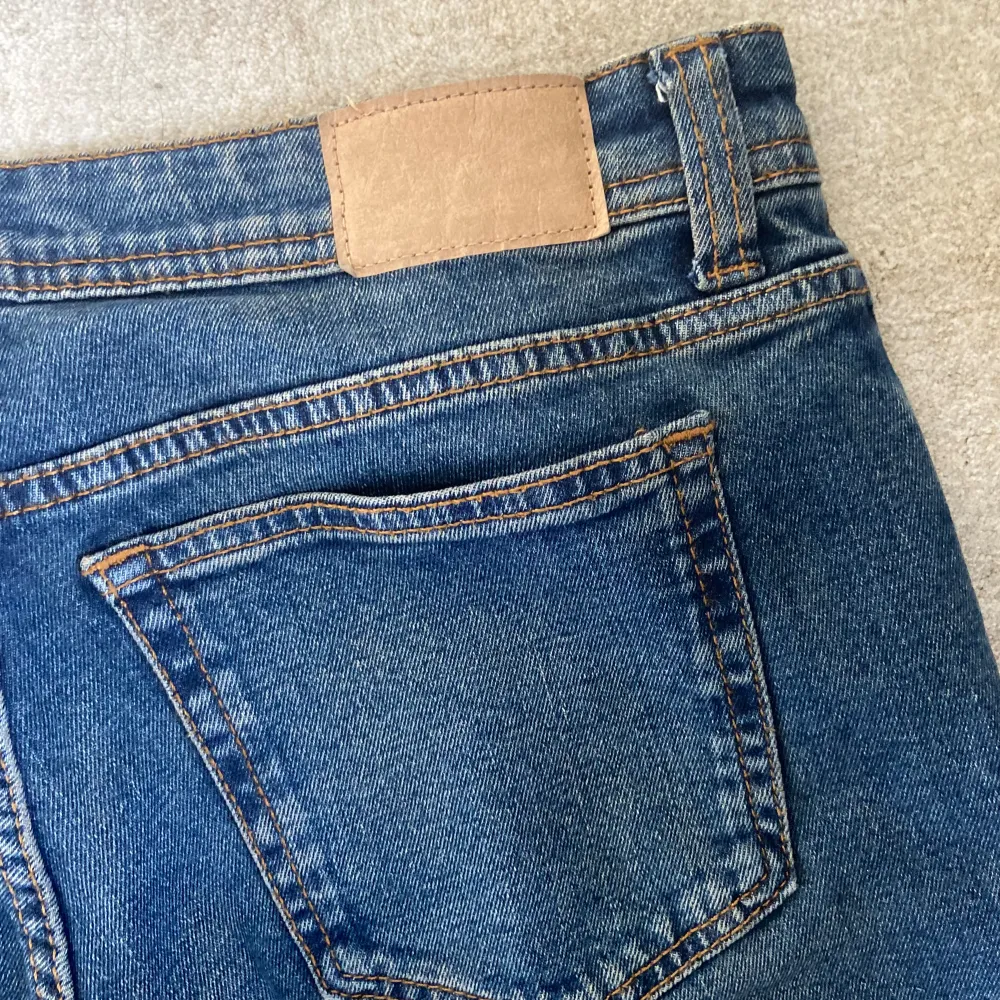 Säljer dessa sjukt snygga lågmidjade jeans bootcut från h&M då jag har många jeans. De e i väldigt bra skick och har jättebra passform, de e helt slutsålda på hemsidan och svåra o få tag i!!😬😍de e i storlek 38 så passar mig som har S/M😊😊. Jeans & Byxor.