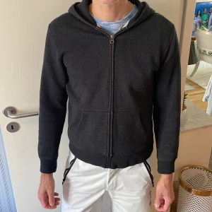 Ralph Lauren full zip hoodie  - Skit snygg och trendig Ralph lauren tröja som är i 9/10 skick knappt använd 🔥 