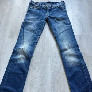 Jätte fina lee jeans som är lågmidjade och straight leg  38cm midjemåttet  78cm innerbensmåttet 