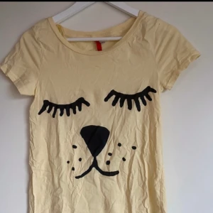 Söt hundtopp  - Helt ny tröja som legat i garderoben för länge - som vill komma till en ny ägare❤️  Ny 