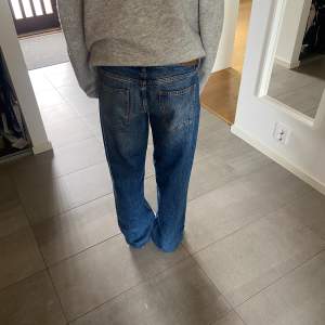 Lågmidjade jeans från Nelly 💗midjemått: 39 cm, innebenslängd: 80 cm🥰