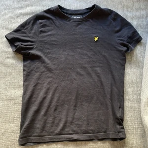 Lyle & scott t-shirt - Snygg tröja. Säljer pga att den är för liten. Använde den rätt så mycket förut men inte längre. Skriv om ni vill ha fler bilder!