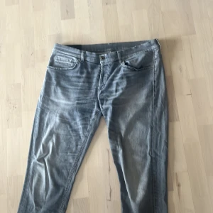 Dondup jeans George  - Säljer ett par feta Dondup som är i en extremt snygg färg och bra pris! Storleken är 38 men passar mer för folk runt 175-180. Hör av dig vid eventuella frågor!