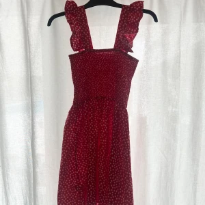 Söt sommarklänning  - Röd klänning med vita prickar, supersöt till sommaren