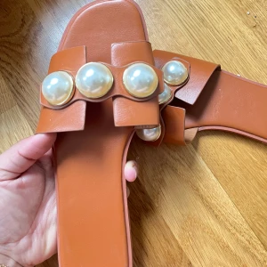 Sommar sandaler  - Fina sandaler som är använda en gång  De står storlek 38 på dem men dem är småa i storleken så dem är i storlek 37