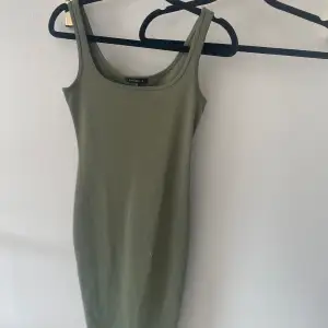 Grön basic klänning, halv lång till knäna 