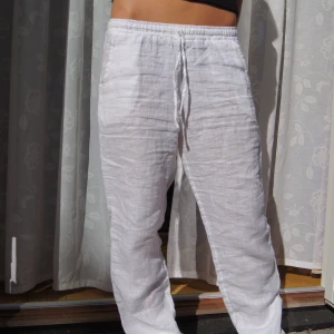 Linnebyxor  - Säljer dessa raka linnebyxor i nyskick Irak tecken på användning. De är super öuftigqnoch sköna att ha nu till sommaren när det är för varmt för jeans!
