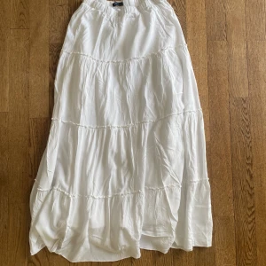 Långkjol från brandy Melville  - Jättefin långkjol från Brandy Melville. Perfekt till sommaren.