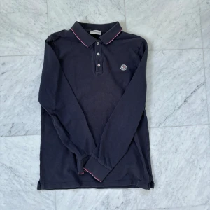 Moncler långärmad piké  - Säljer nu denna feta långärmade piké från det franska lyxmärket Moncler. Pikén är i storlek 175 cm men sitter som S - Nypris: 4000 kr - Hör av er vid minsta fråga eller fundering :)