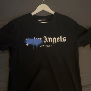 Palm Angels  - Säljer för har knappt använt den och tycker någon annan kan använda den mer än mig!