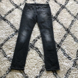 Svarta lågmidjade jeans från crocker - Jättefina lågmidjade och utsvängda jeans från crocker. Hör av er vid frågor eller intresse!💕💕