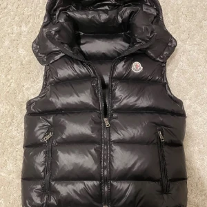 Moncler Väst Bormes down  - Säljer nu denna eftertraktade Moncler västen i storlek S i färgen svart. Västen är helt ny och oanvänd och har också en avtagbar luva. Västen kommer med en Moncler dustbag 👜Priset kan diskuteras vid en snabb och smidig affär!