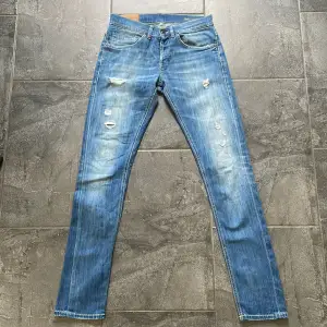 Tjena! Säljer nu dessa svin snygga dondup jeans! Modellen är George🙌 Populäraste jeansen just nu!! Innerbenslängd: 79cm Midjemått: 36cm För fler frågor eller bilder är det bara att skriva🤝