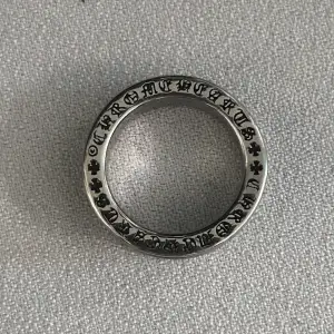 Säljer denna oanvända snygga chrome hearts ringen, den är i bra skick o material men tyvärr för liten för mig