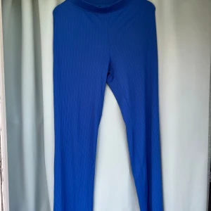 Tygbyxor Gina Tricot  - Väldig sköna och fina byxor från Gina Tricot. Med en väldigt fin blå färg och som sitter extremt skönt på. 