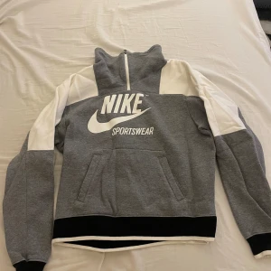 Nike tjocktröja  - En varm och tjock tröja, perfelt på hösten och vintern.