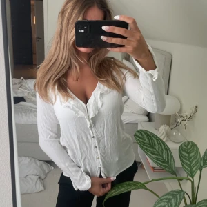 Blus - Kommer ej till användning. Är i storlek M men passa någon som ha xs/s