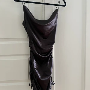 Brun satin klänning - Super fin brun satin klänning som formar kroppen perfekt! Fina sidodetaljer🤍