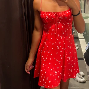 Klänning - Supersöt klänning, perfekt till sommarn😍 superskönt material och endast använd ett fåtal gånger! 