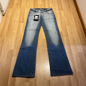(35) lågmidjade bootcut jeans med specialfickor från crazyagee, midjemått rakt över 33 cm, innerbenslängd: 84cm 🩵(säg till innan ni klickar köp nu)