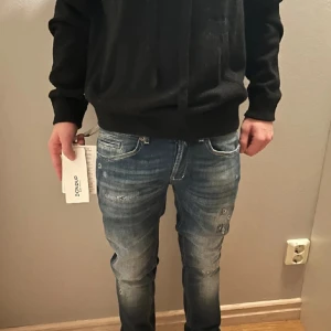 Dondup Jeans - Snygga och sköna dondup jeans i ny skick. Säljer de då de var för små för mig och kunde inte returnera dem. W29. Riktigt feta slitningar på de också💯💯 ny pris: 3200kr. Pris kan diskuteras vid snabb affär☺️