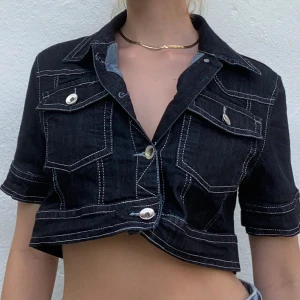 Croppad denimtopp - Croppad skjorta i denim med kontrastsömmar. Väldigt unik. 