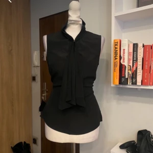 blus - säljer min blus som jag aldrig använt bara provat på men den var för stor, bilderna är tagna från personen jag köpte den av. skriv för mera bilder eller frågor❤️ försöker få den såld snabbt som möjligt 💕